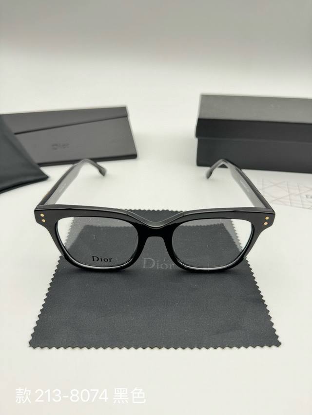 Dior 迪奥眼镜框素颜框 配全套包装货号：款213-8074被权志龙带火的眼镜太适合素颜啦，实至名归断货王！今年这么流行必须安排上呀可盐可甜温柔小姐姐风格黑色