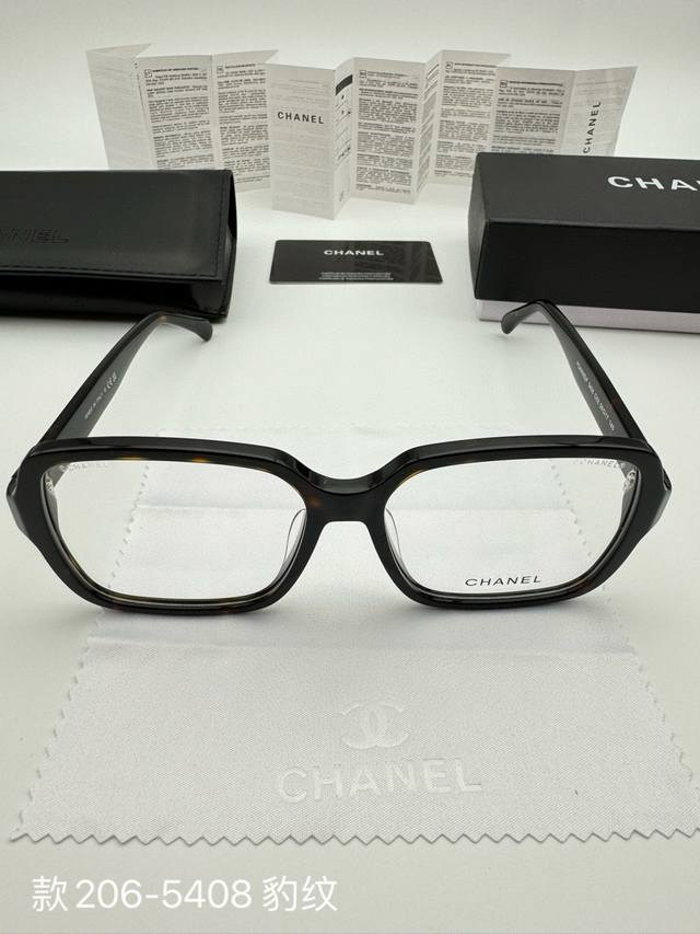 Chanel 香奈儿眼镜框素颜框 配全套包装货号：款206-5408被权志龙带火的眼镜太适合素颜啦，实至名归断货王！今年这么流行必须安排上呀可盐可甜温柔小姐姐风