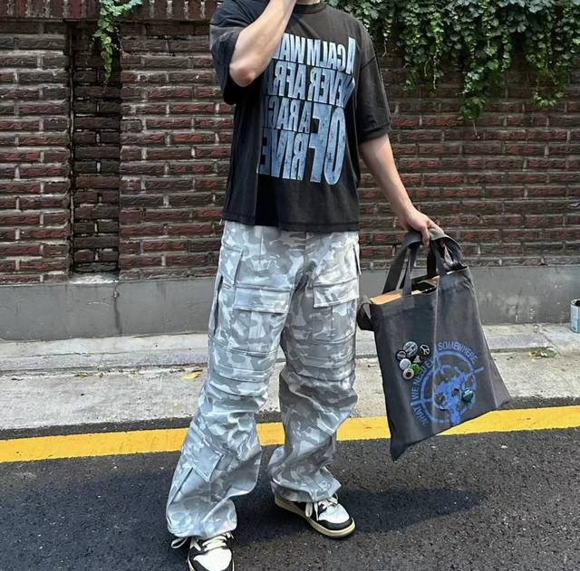 顶级版本 Far Archive Ss25裂印弹幕标语反线重磅破坏水洗做旧高街短袖 情侣款重工爆款来袭，260G重工水洗破坏做旧，Inside Out反缝线工艺