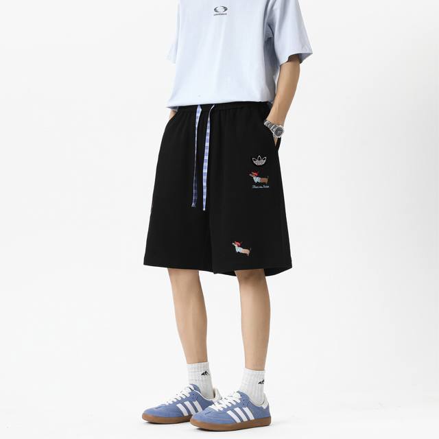 Adidas 阿迪达斯 三叶草 海外版限定趣味腊肠狗刺绣花格子拼接休闲短裤五分裤 采用当季最流行的“腊肠狗”元素刺绣设计，搭配花格子拼接工艺，简直不要太酷了，I