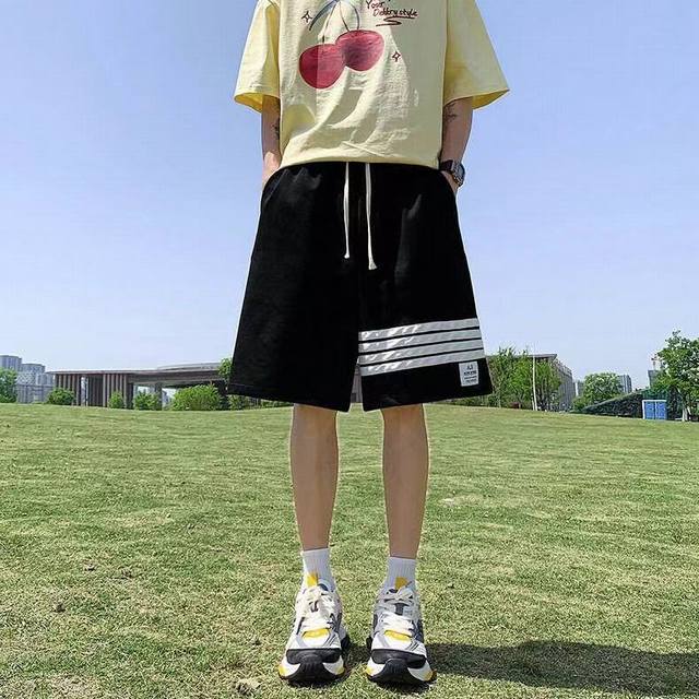 Thom Browne Tb汤姆布朗 夏季专柜同步发售休闲百搭运动短裤五分裤沙滩裤 Tb短裤简直是夏季必备常青款，标志性的四道杠设计，原汁原味，抽绳松紧腰设计，