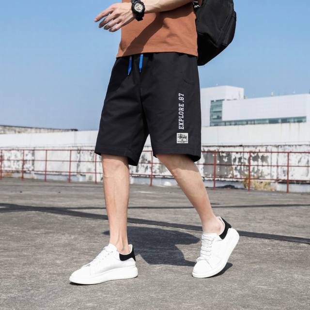 Stussy 斯图西 夏季海外版美式纯棉字母刺绣运动休闲短裤五分裤沙滩裤 Ins 小红书 微博网红博主强强推荐 各大网红上身 夏季穿搭好物， 休闲风不管您什么体