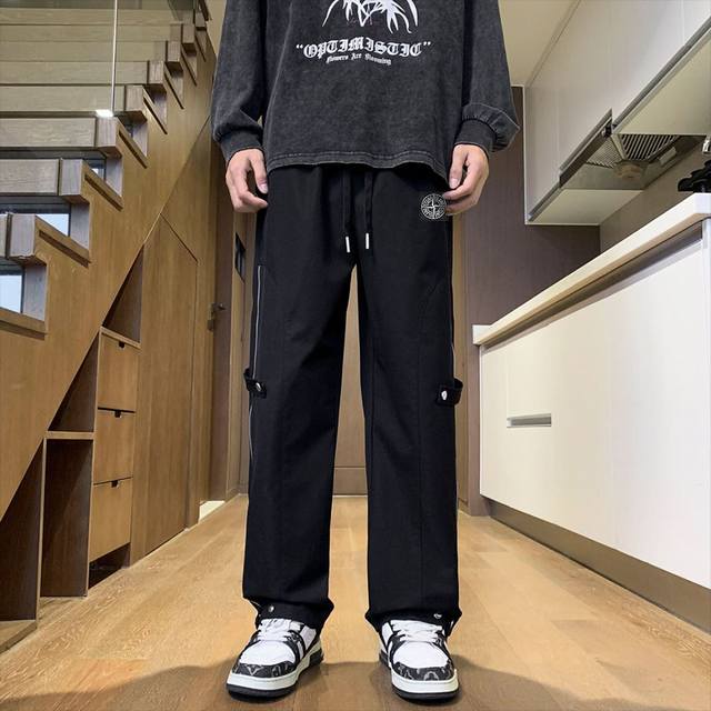Stone Island 石头岛 专柜限定系列美式户外运动直筒工装裤长裤 裤型两侧金属拉链开叉设计，裤腿和裤脚处再搭配运动排扣设计，高街元素体现的淋漓尽致，插兜