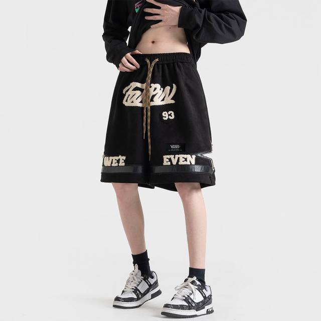 Vans 万斯 夏季海外版美式复古麂皮绒植绒字母涂鸦运动休闲运动五分裤 甄选高品质麂皮绒面料，手感亲肤透气舒适，裤前美式街头嘻哈元素字母涂鸦设计，再搭配个性植绒