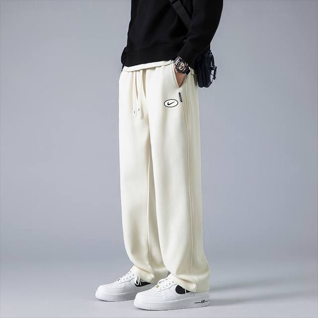 Nike 耐克 限定四色纯色百搭纯棉运动卫裤休闲裤长裤 甄选 %纯棉面料，质感无敌，区别市场垃圾货，百搭耐看，插兜处耐克单勾贴标，简约又不简单。 中性宽松百搭版