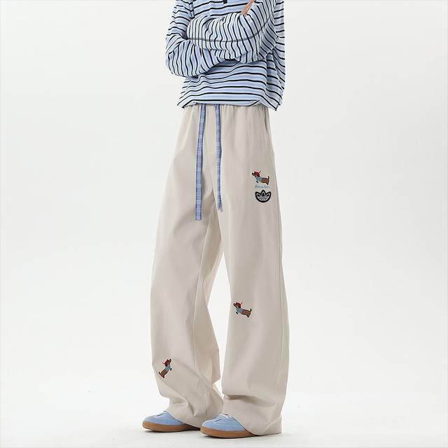 Adidas 阿迪达斯 三叶草 海外版限定趣味腊肠狗刺绣花格子拼接直筒卫裤休闲裤长裤 采用当季最流行的“腊肠狗”元素刺绣设计，搭配花格子拼接工艺，简直不要太酷了