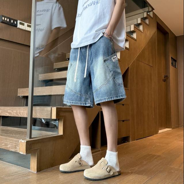 Stussy 斯图西 夏季海外版美式复古工装牛仔短裤五分裤 甄选原单复刻牛仔布面料，搭配复古水洗工艺，每一件都是反复多次水洗才能达到最佳的色彩，腰围采用抽绳松紧