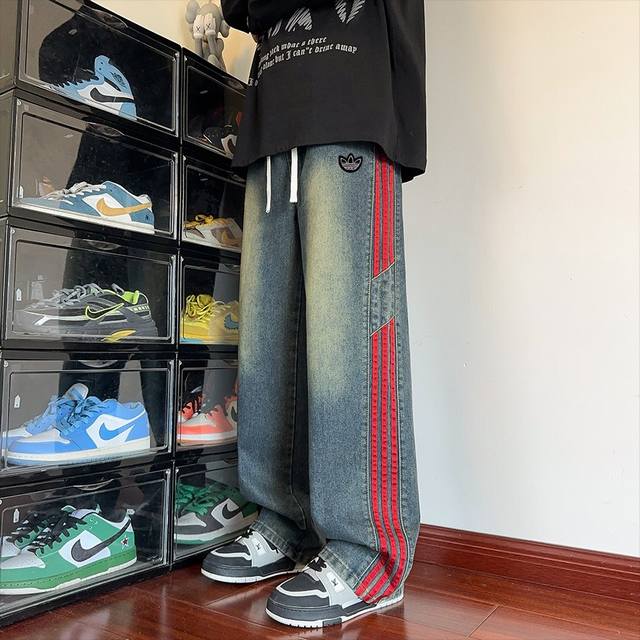 Adidas 阿迪达斯三叶草 专柜新品侧边三条杠条纹拼接美式直筒牛仔裤长裤 上身非常简单帅气有型的一款牛仔裤，男女同款情侣款都是可以轻松驾驭。甄选高品质牛仔布面