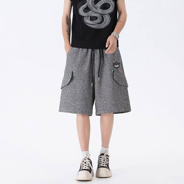 Adidas 阿迪达斯三叶草 夏季专柜新款纯色百搭透气工装短裤五分裤沙滩裤 甄选定制拉毛工艺面料，质感无敌，抽绳松紧腰设计，可以自由调节，裤型两侧隐藏式假口袋设