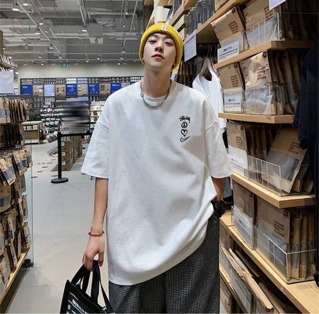 Nike 耐克Stussy斯图西联名 专柜限定纯棉圆领短袖T恤上衣 面料甄选260克精梳棉纯棉面料，手感亲肤柔软舒适透气，定制螺纹领口，高版本区别市场廉价货，耐