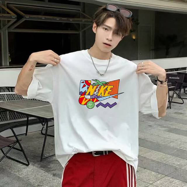 Nike 耐克 夏季专柜同步新品发售“沙滩元素”趣味涂鸦印花纯棉圆领短袖T恤上衣 面料甄选260克精梳棉纯棉面料，手感亲肤柔软舒适透气，定制螺纹领口，高版本区别