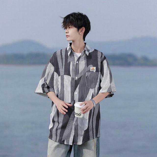 Converse 匡威 夏季个性不规则撞色拼接短袖衬衫衬衣上衣 领口采用方领设计，左胸个性贴布口袋，胸前匡威立体贴标，简约又不简单，非常小清新的设计风格。都是当