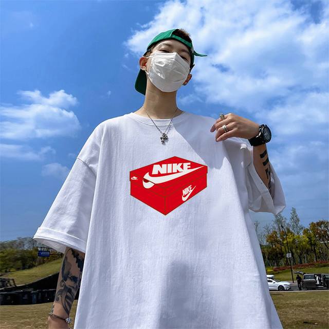 Nike 耐克 夏季新款耐克立体鞋盒卡通印花纯棉圆领短袖T恤上衣 耐克今年夏季最新系列胸前经典鞋盒立体卡通印花设计，趣味性十足，不开裂不起球。，Ins 微博 小