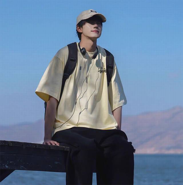 Stussy 斯图西 夏季官网限定经典纯色百搭纯棉圆领短袖T恤上衣 260G高克重新疆棉面料，宽松落肩版型，不挑身材，包容性更强，胸前斯图西经典Logo尽进口印