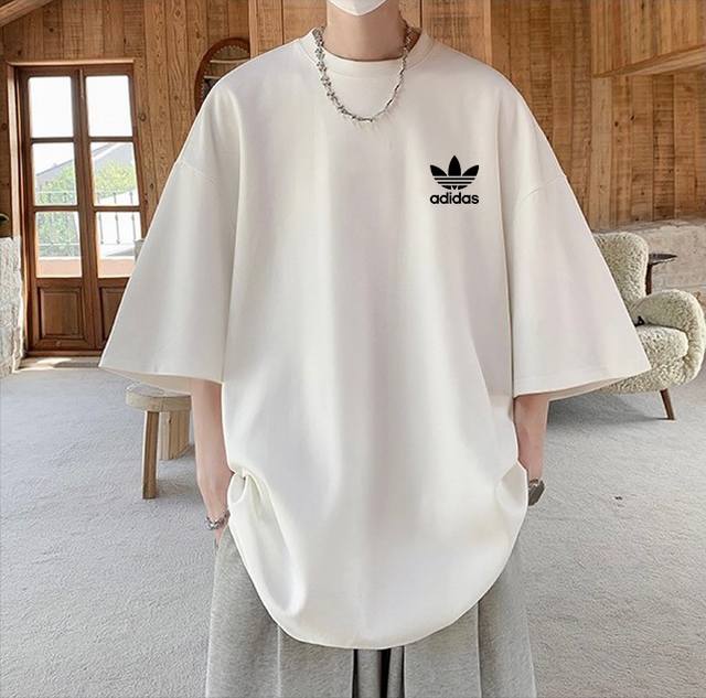 Adidas 阿迪达斯三叶草 夏季专柜新品首发双面印花纯棉圆领短袖T恤上衣 经典永不过时简约又不单调的设计，非常耐看和百搭。面料采用260G精梳棉纯棉面料，定制