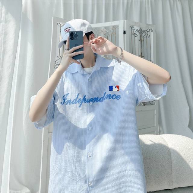 Mlb Ny洋基队 夏季小清新风格美式字母涂鸦条纹短袖衬衫衬衣上衣 Mlb今年夏季最新系列，一款非常小清新色调的短袖衬衫，胸前美式字母设计，搭配Mlb贴标，简约