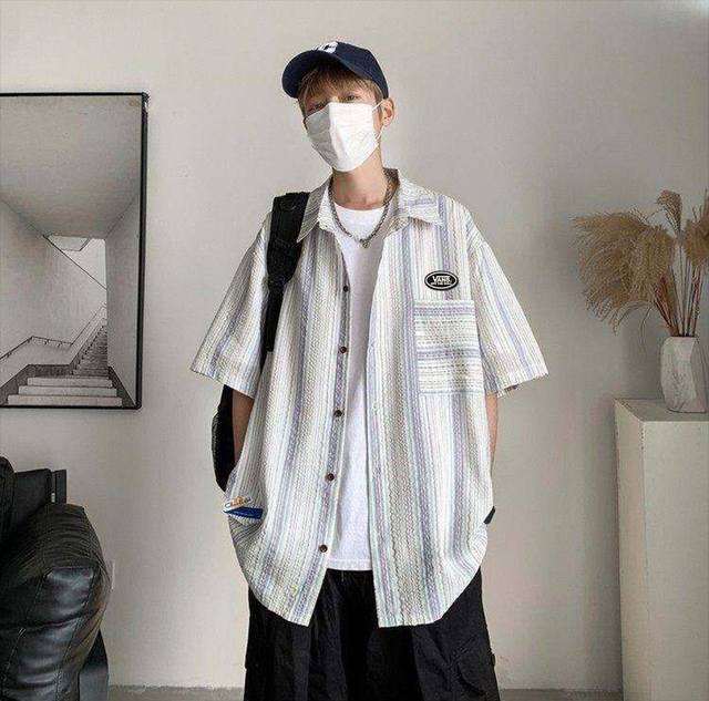 Vans 万斯 夏季专柜限定小清新风格条纹短袖衬衫衬衣上衣 万斯今年最火的衬衫系列领口采用方领设计，左胸个性贴布口袋，胸前万斯立体贴标，简约又不简单，非常小清新