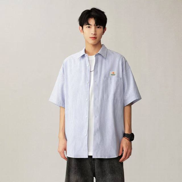 Converse 匡威 夏季专柜限定小清新色调细条纹短袖衬衫衬衣上衣 甄选涤棉混纺牛津布面料，清爽透气，搭配细条纹纹路，简约耐看，胸前匡威贴标Logo设计，清清