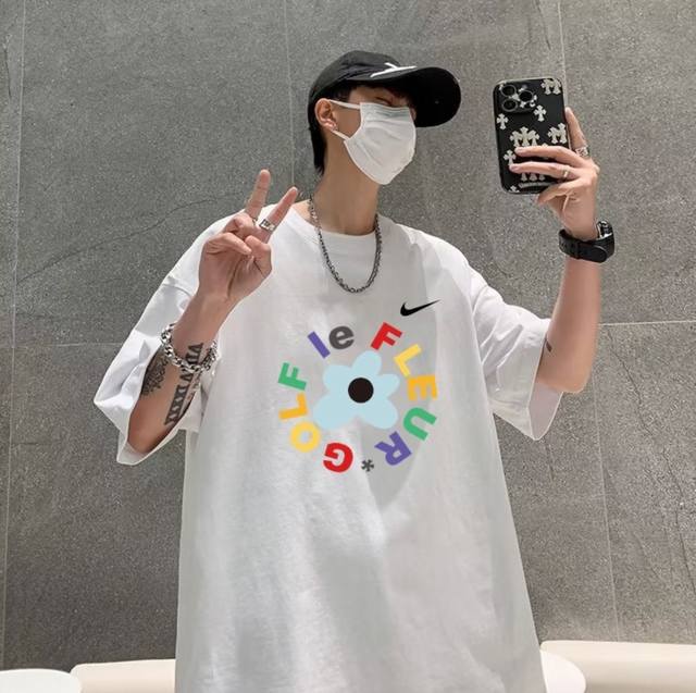 Nike 耐克 夏季专柜新款美式字母小红花纯棉圆领短袖T恤上衣 甄选260G精梳棉纯棉面料，质感无敌，吸汗透气舒适，领口采用定制螺纹，胸前小红花搭配七彩字母涂鸦