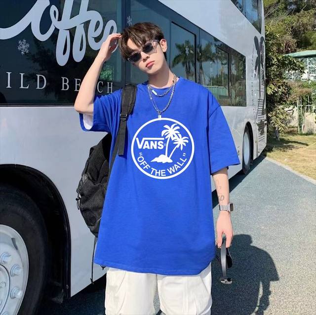 Vans 万斯 夏季专柜限定“椰树”系列纯棉圆领短袖T恤上衣 万斯经典款“椰树”系列印花设计，诚意十足，甄选260G精梳棉纯棉面料，手感无敌，定制螺纹领口，美式
