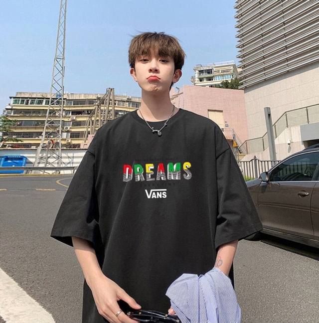 Vans 万斯 夏季美式高街字母彩色涂鸦纯棉面料短袖T恤上衣 胸前“Dreams”梦想字母涂鸦设计，搭配个性彩虹撞色色调，视觉冲击力满满，中性宽松百搭版型，男生