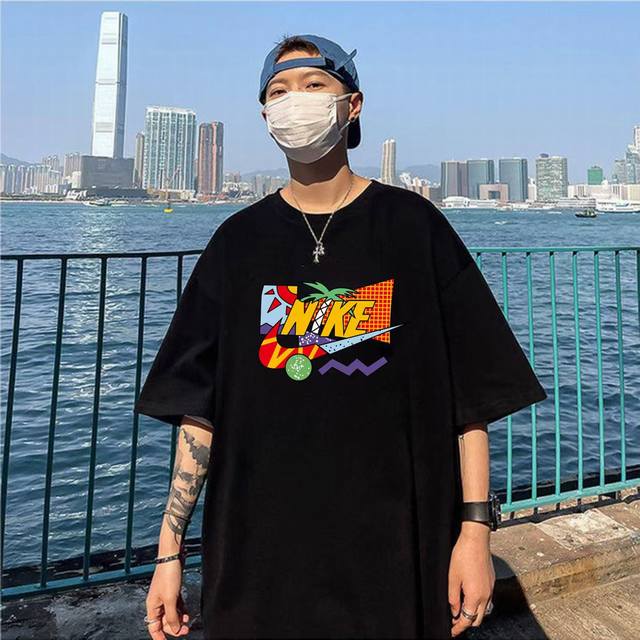 Nike 耐克 夏季专柜同步新品发售“沙滩元素”趣味涂鸦印花纯棉圆领短袖T恤上衣 面料甄选260克精梳棉纯棉面料，手感亲肤柔软舒适透气，定制螺纹领口，高版本区别