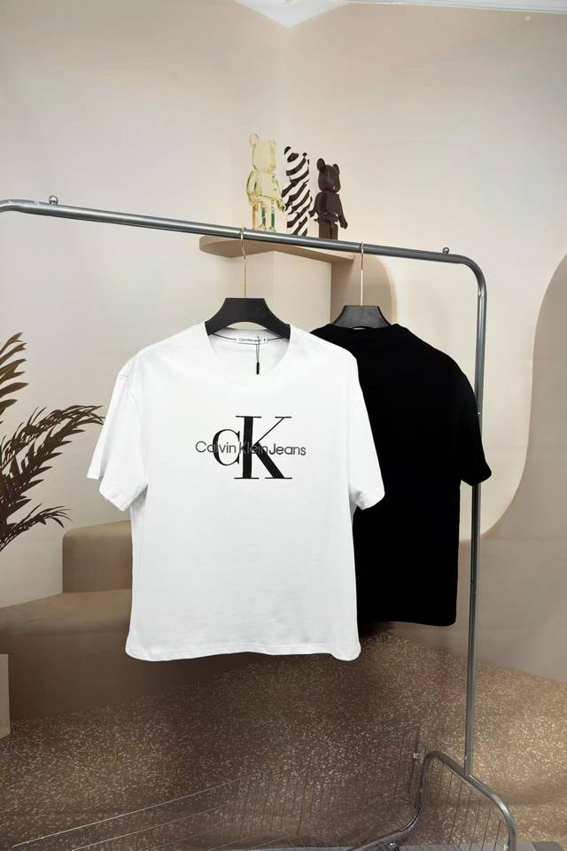 供 Ck 2025最新 男女情侣休闲圆领短袖T恤，印花+刺绣一体的工艺！高克重面料高版本推荐款莱卡面料质感非常细腻 手感柔软平滑 弹性最好 穿着舒适 体贴合身