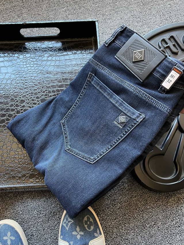 专柜超柔牛仔！人气爆款！Givenchy 纪梵希专柜新品精梳超柔牛仔裤！恒隆在售万元级，款号：9811 纪梵希家今年旗舰系列高定超柔精梳牛仔面料！整条裤子拿到手