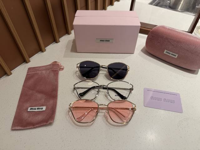 上新！ ，配专柜包装盒。Miumiu 缪缪 春夏系列 猫眼造型Miumiu字母Logo ，满目灿然，以感官体会舒意之美。时髦Girl必备-Miu~Miu Log