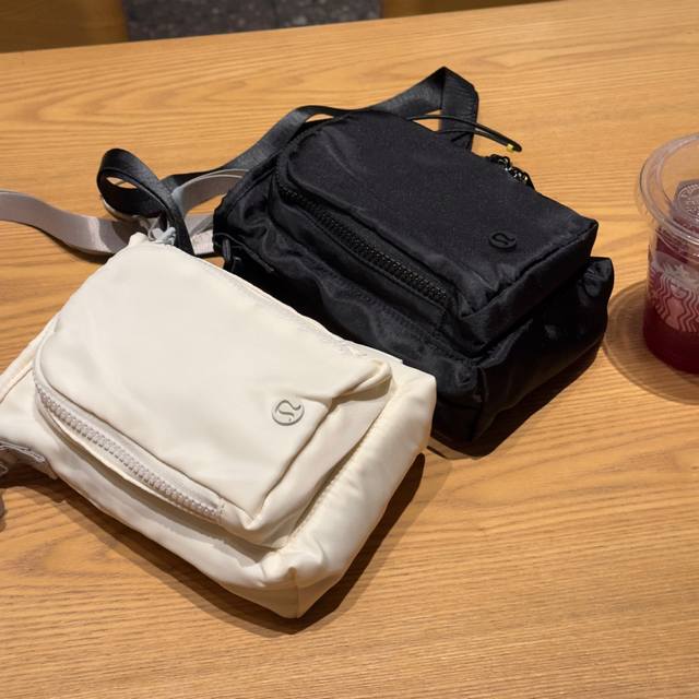 Lulu露露家户外速干防水手机水杯包 夏日爆款新品，水杯、饮料、手机统统收纳，出门必带物品一个可可爱爱的小包包完美搞定三个隔层分开收纳，防水速干面料，自重轻若无