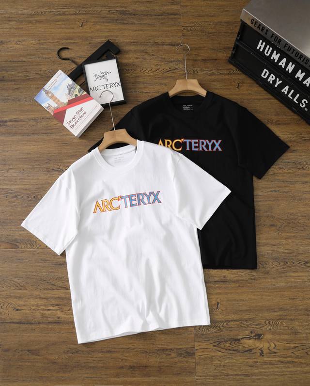 Arcteryx始祖鸟 Arc'word 字母印花美式复古圆领短袖T恤 一件T恤，解锁你的美式复古与户外探索！ 在始祖鸟的户外美学宇宙里，Arc'word字母印