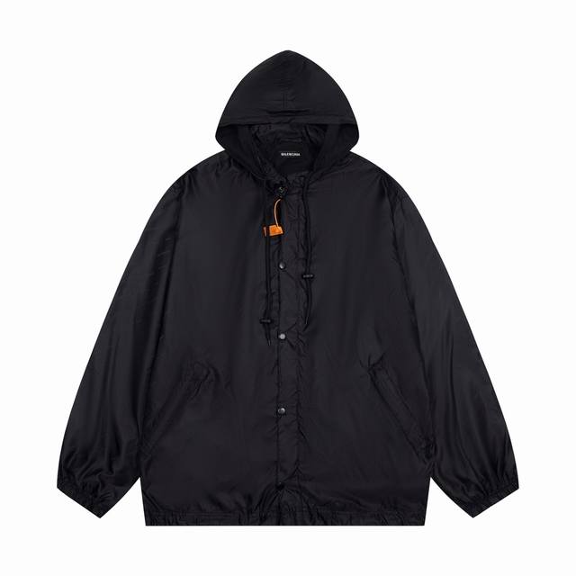 K246# 最高版本 Balenciaga 巴黎世家 Blcg 24Ss 弹幕满印暗纹提花连帽冲锋衣夹克 官网同步面料采用整匹定织提花工艺消光尼龙面料 字母Lo