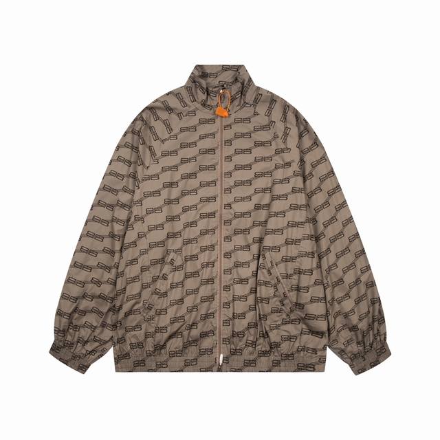 K242# 最高版本 Balenciaga 巴黎世家 Blcg 24Ss 新标锁扣双B卡其老花满印冲锋衣夹克外套 官网同步面料采用80支平纹高密度涤纶面料原版一