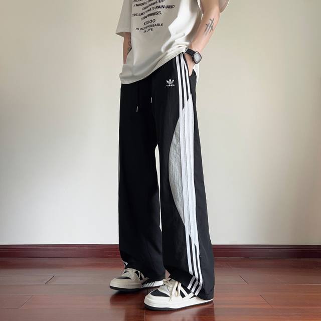 三叶草25Ss高品质新款四色三条杠夏款速干长裤 裤子版型宽松 细节完美 采用梭织面料耐磨耐脏 立体裁剪宽松版型 进口印花反复水洗不会开裂脱落，男女同款情侣款颜色