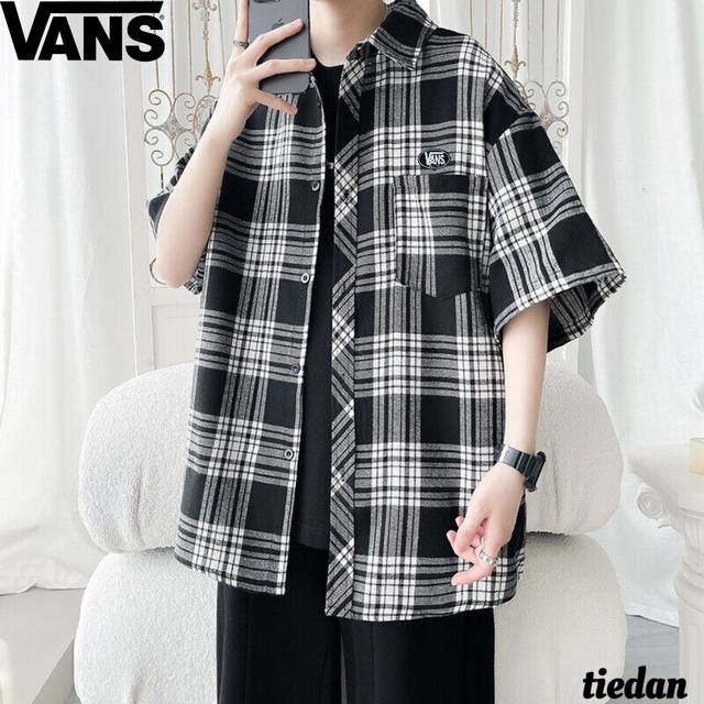 Vans 万斯 夏季美式高街复古花格子短袖衬衫衬衣上衣，潮流宽松T恤 衬衫采用万斯经典棋盘格纹路设计，左胸美式字母贴布口袋，上方万斯Logo贴标，潮流前卫，这个