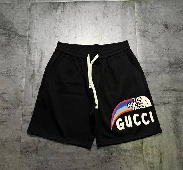 Gucci百搭款 休闲运动情侣短裤面料采用运动空气层面料 透气舒适 版型立体 上身效果好 印花立体饱满 顶级复刻 原版品质三标齐全 情侣款颜色 白灰色 米色 黑
