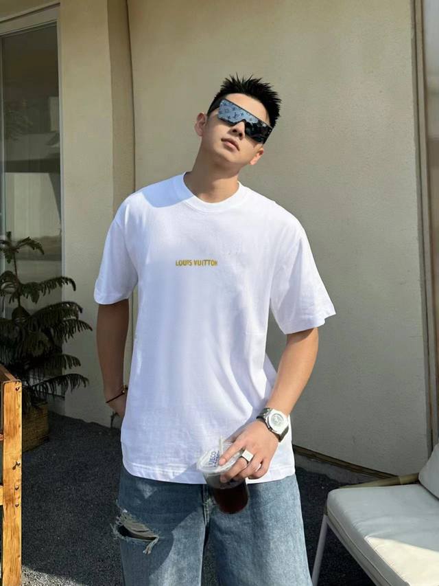 Louis Vuitton路易威登2025Ss新款硅胶字母爆裂痕立体凹凸印花情侣休闲短袖T恤最高版本！定制面料290克双纱！硅胶字母爆裂痕立体凹凸工艺设计！辅料
