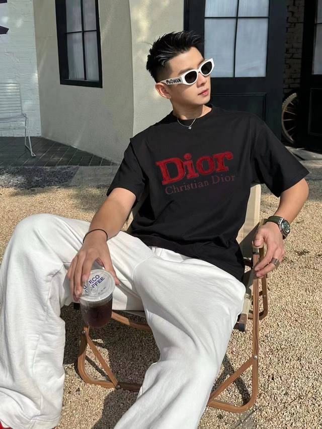 Dior迪奥2025Ss新款硅胶字母爆裂痕立体凹凸情侣休闲短袖T恤最高版本！定制面料290克双纱！硅胶字母爆裂痕立体凹凸工艺设计！辅料：开模原版过鉴定领标 %真