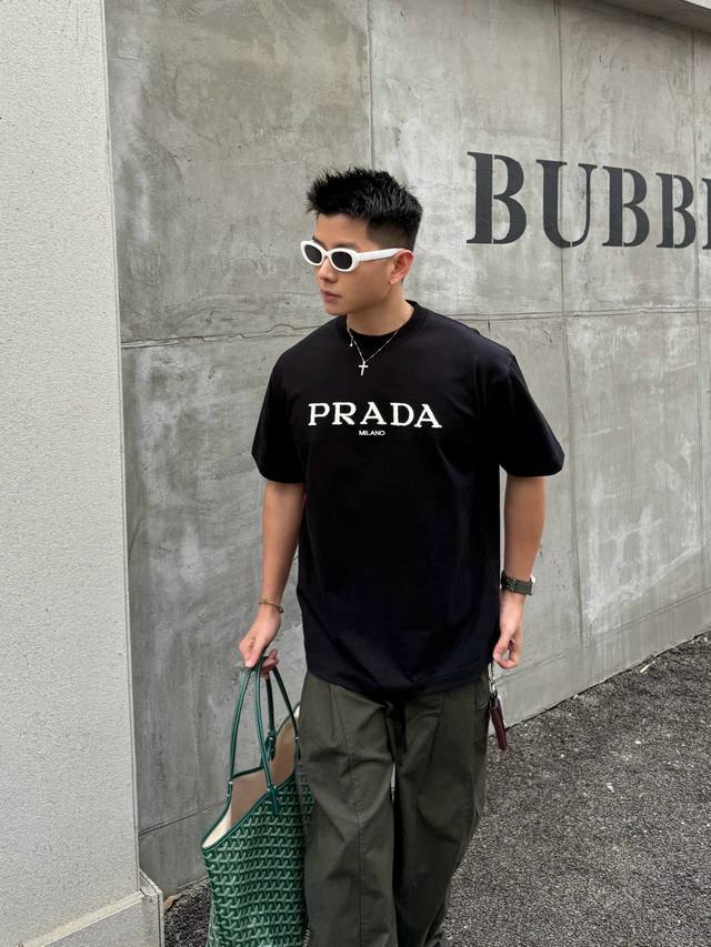 Prada普拉达2025Ss新款毛绒手感棉绣花工艺情侣休闲短袖T恤最高版本！面料290克 %双纱棉！毛绒手感棉绣花工艺设计！辅料：开模原版过鉴定领标 %真丝洗水
