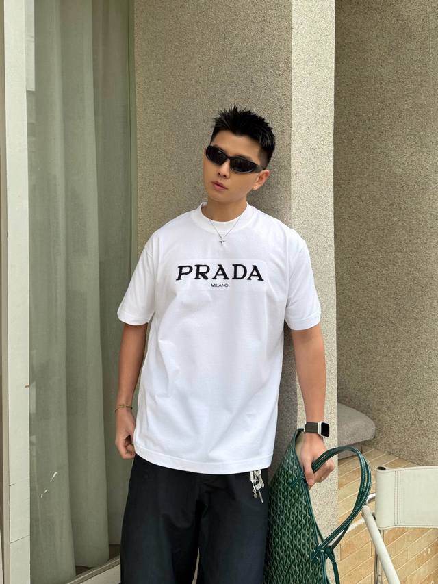 Prada普拉达2025Ss新款毛绒手感棉绣花工艺情侣休闲短袖T恤最高版本！面料290克 %双纱棉！毛绒手感棉绣花工艺设计！辅料：开模原版过鉴定领标 %真丝洗水