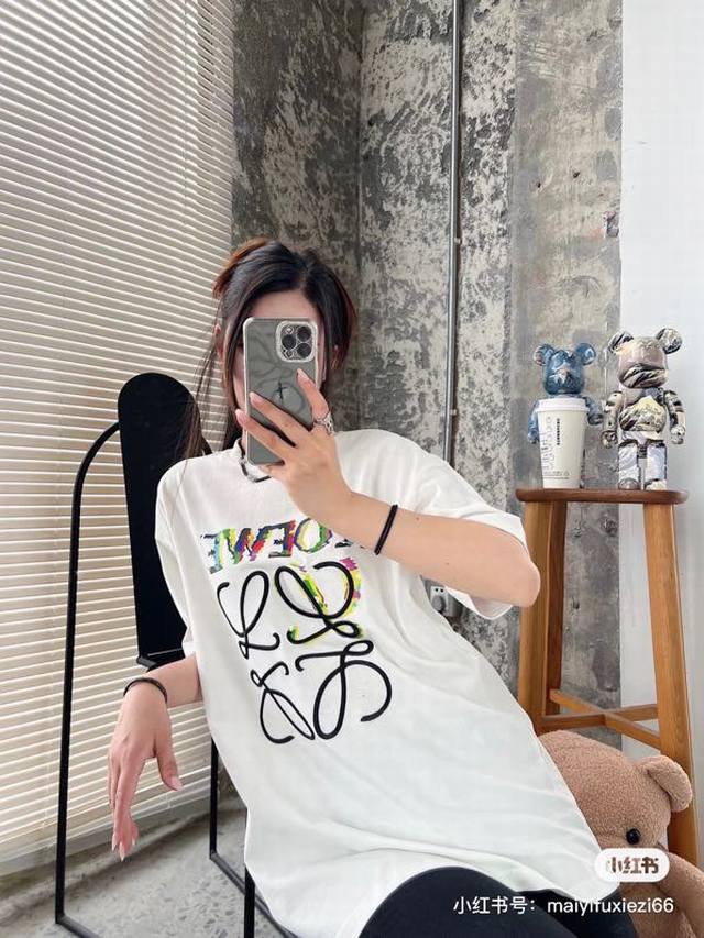 罗意威Loewe幻影情侣款短袖彩色光波字母印花Logo短袖T恤，宽松舒适的休闲版型为基础，品牌字母与标志性四个相互缠绕的字母“L” 组成的Anagram标记为大