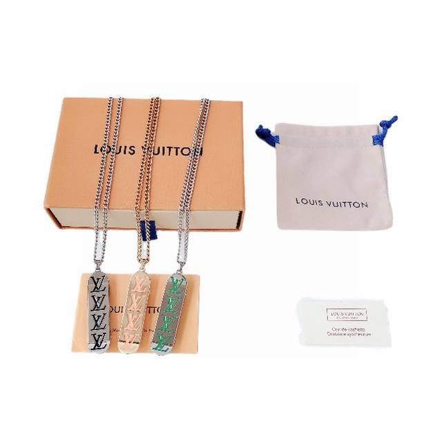 Lv滑板车项链3色！Louis Vuitton Lv Skateboard 项链，男女同款！Lv Skateboard 项链，编码：Mp4280，官网在售价 P