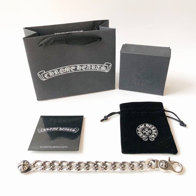 尺寸：22Cmchrome Hearts ㊣宗克罗心，十字花链龙虾扣手链！男神之手，复古男士粗款十字花手链，必备型男霸气手链！官网售价 P31060 含税价 懒