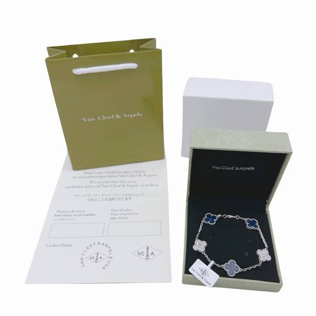 Vca Cleef&Arpels Ss圣诞限定版，重磅爆款来袭，天然彼得石拼钻五花手链！银河在晚间停留，落霞在其间弥漫，秋风轻柔，幸运徐来。男生应该会很喜欢彼得