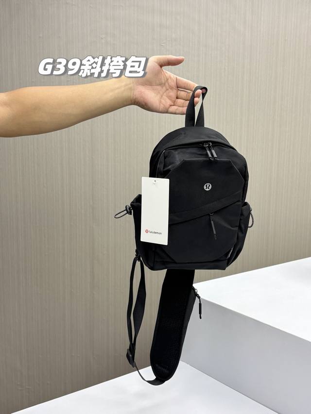 出行神器，顶尖货！Lululemon男女情侣款斜背包！高端便携式胸包！超级百搭经典的一款，背带上有个手机包，顶级面料好货，不是Nk、Ad可比的，绝对不容错过！青