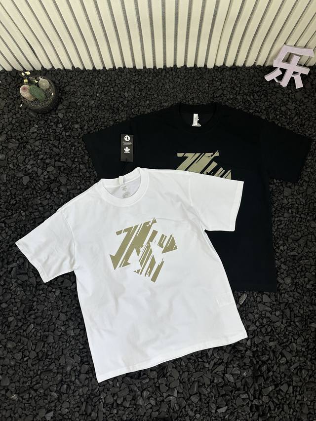 迪桑特 Descente 夏季新款纯色通勤休闲胸前大Logo图案印花百搭舒适高街短袖T恤上衣 男女同款 这款T恤采用透气面料，能迅速吸湿排汗，保持身体干爽，无论