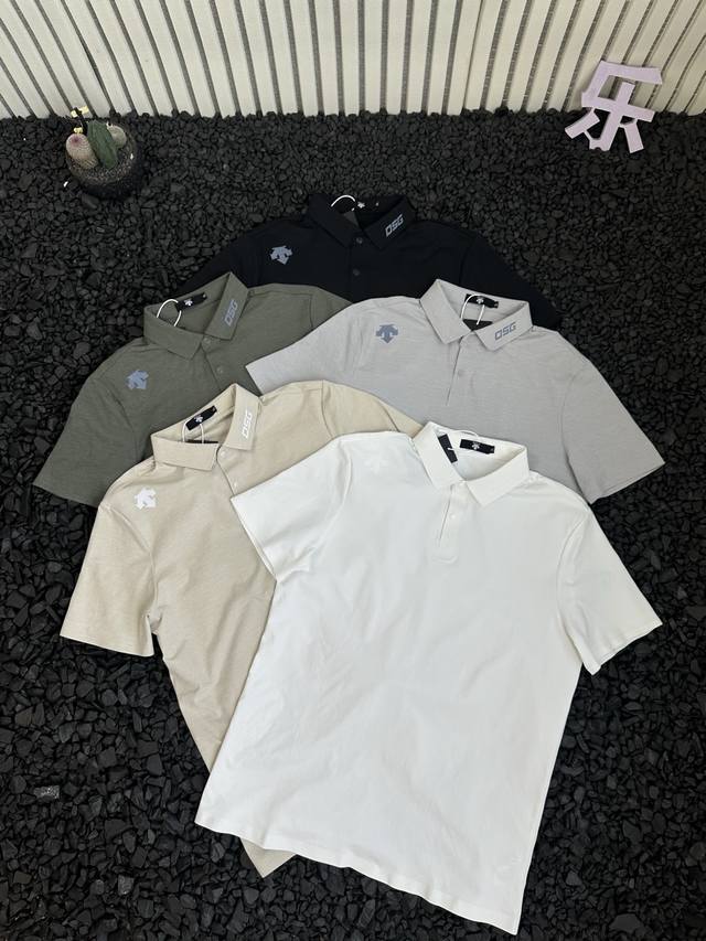 Descente 迪桑特 夏季新款男士纯色Logo字母图案印花无痕压胶日常商务通勤百搭舒适Polo衫短袖 线上线下同步！面料采用今年最新的棉质+植物纤维草本混纺