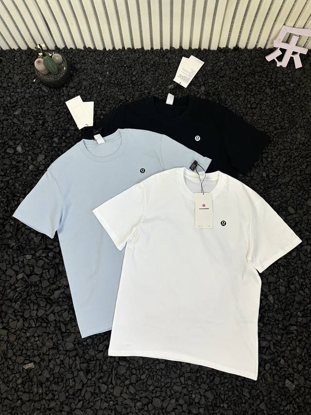 Lululemon 露露 夏季新款三色Logo图案印花通勤休闲日常百搭时尚舒适透气纯棉短袖T恤 男女同款- 采用优质纯棉面料，质感厚实，挺括有型，上身瞬间展现高