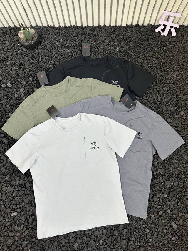 Arc'teryx 始祖鸟 夏季新款男士胸口拉链Logo印花运动速干压胶商务百搭休闲舒适透气圆领短袖T恤 当户外功能性与极简设计碰撞，始祖鸟这款胸口压胶拉链速干
