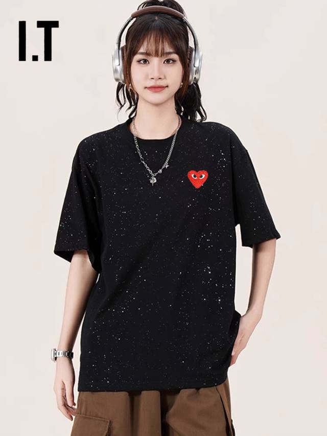 川久保玲 Paly 银河满天星短袖T恤：穿出宇宙级潮流今年“满天星”T恤火了，高级又时髦！当炎炎夏日邂逅银河星辉，一件会发光的T恤正在时尚圈掀起浪潮！全新 闪闪